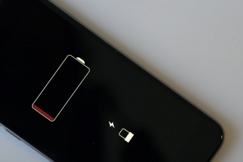 Il tuo iPhone non si carica più? Scopri cosa fare